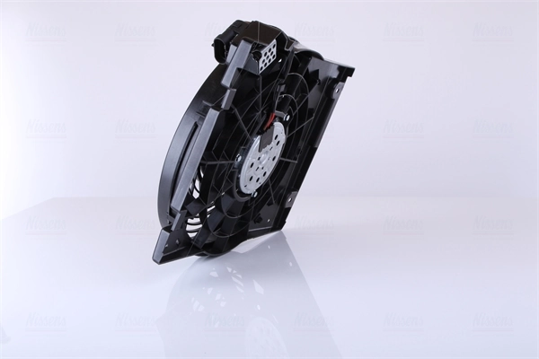 85186 Nissens Difusor do radiador de esfriamento, montado com motor e roda de aletas