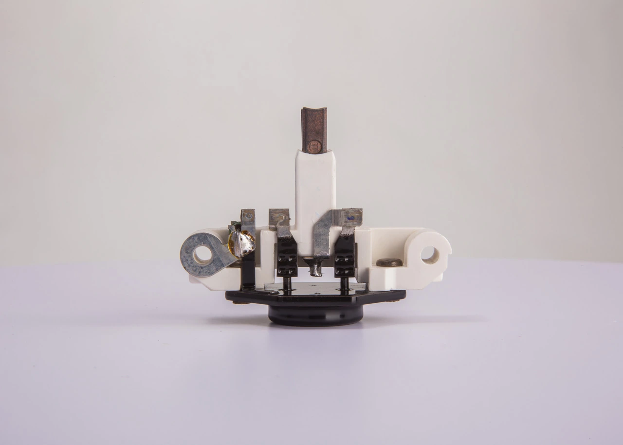 Relê-regulador do gerador (relê de carregamento) Bosch 1197311242 preço, a partir de 12,23 USD