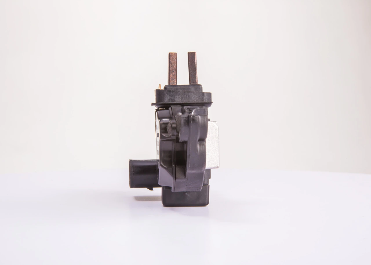 F00M145237 Bosch Relê-regulador do gerador (relê de carregamento)
