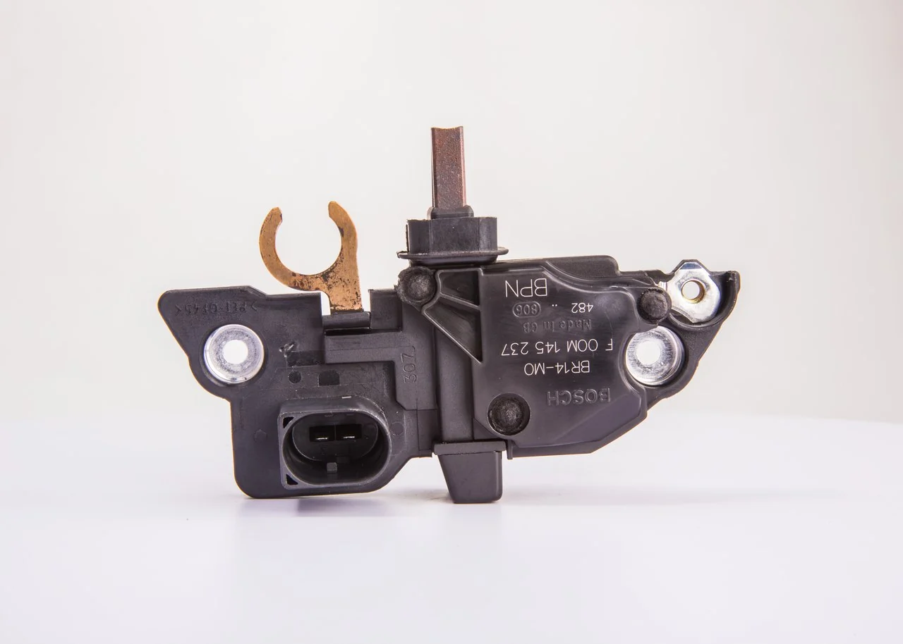 Compre F00M145237 Bosch Relê-regulador do gerador (relê de carregamento)