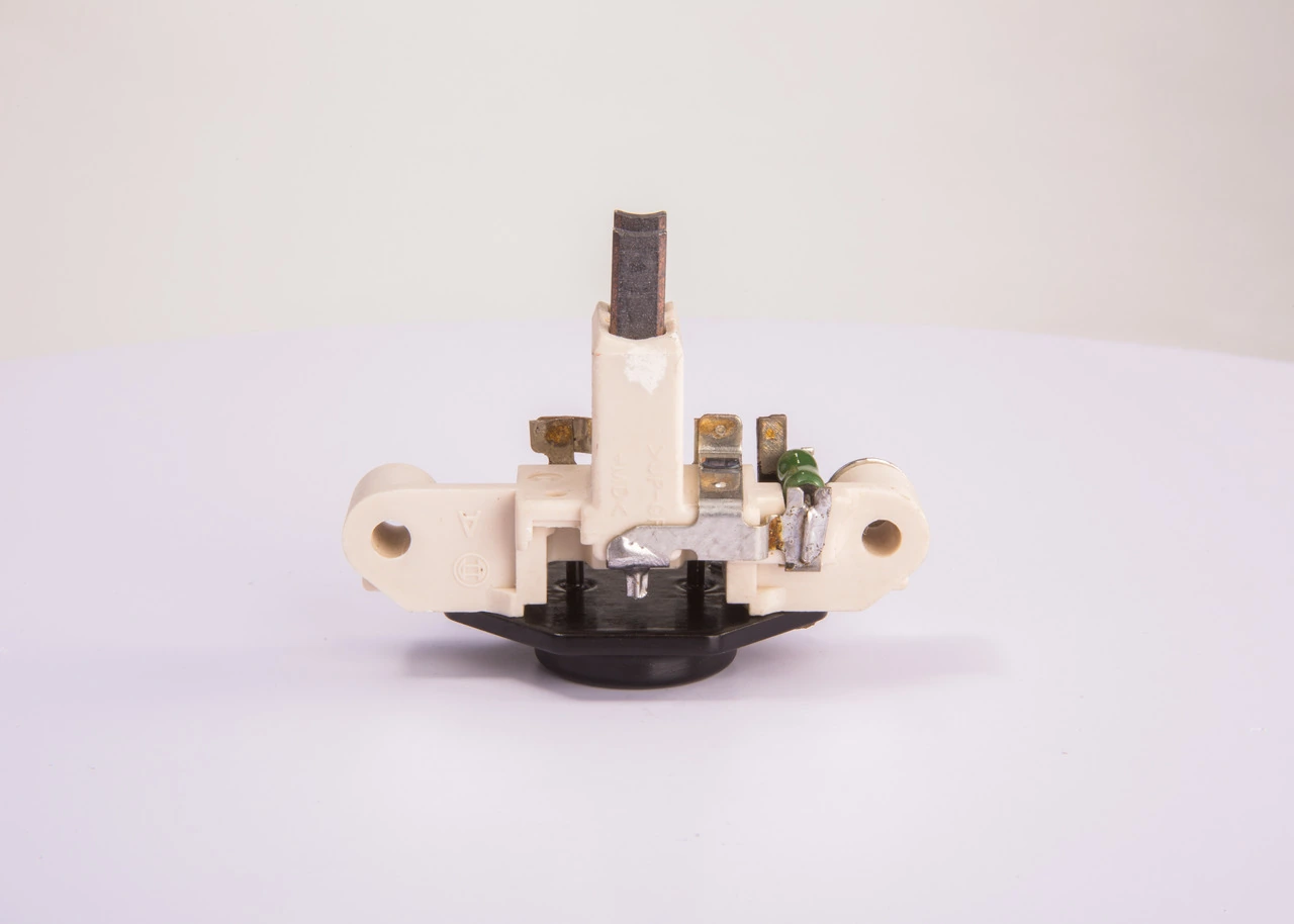 Compre 1197311213 Bosch Relê-regulador do gerador (relê de carregamento)