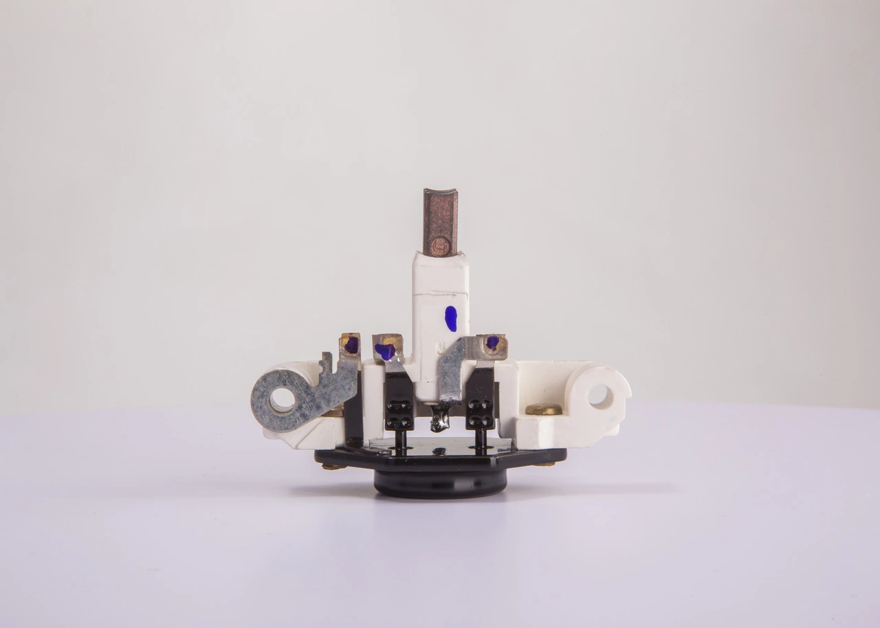 Relê-regulador do gerador (relê de carregamento) Bosch 1197311223 preço, a partir de 12,38 USD