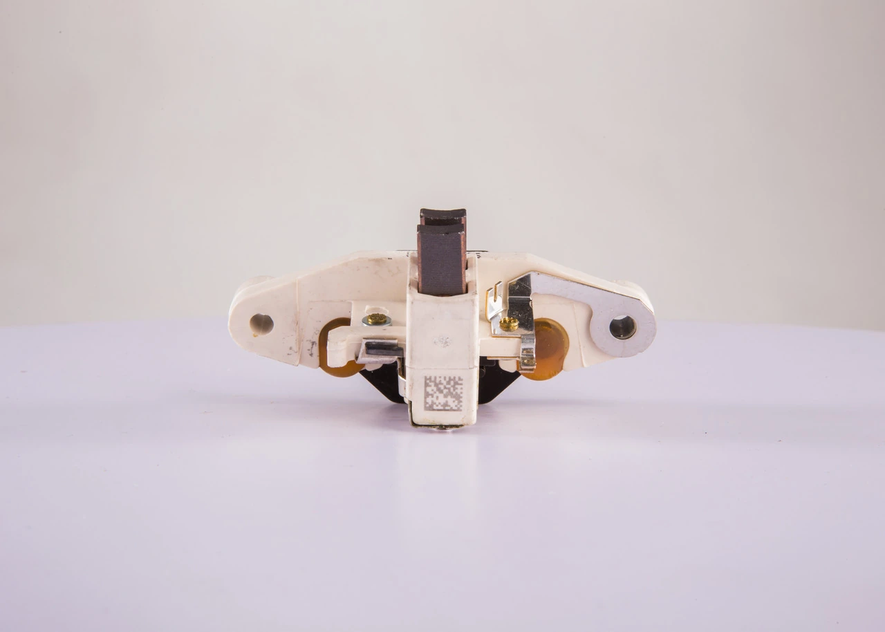 Relê-regulador do gerador (relê de carregamento) Bosch 1197311090 preço, a partir de 11,91 USD