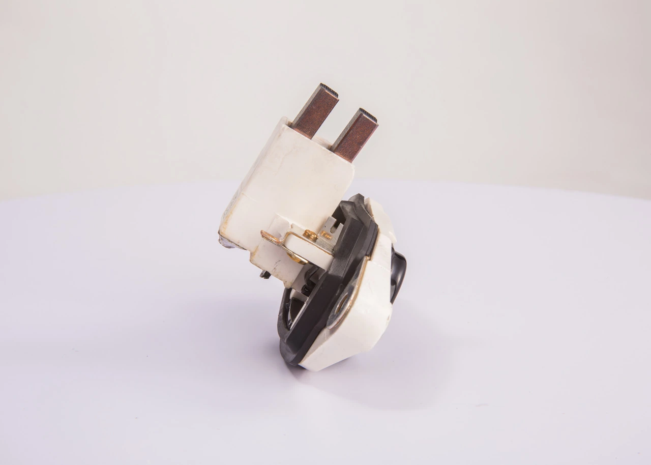 Relê-regulador do gerador (relê de carregamento) Bosch 1197311034 preço, a partir de 21,05 USD