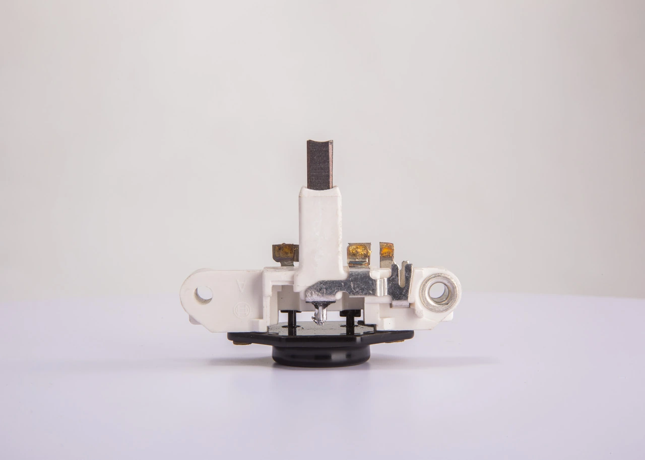 Relê-regulador do gerador (relê de carregamento) Bosch 1197311235 preço, a partir de 11,85 USD
