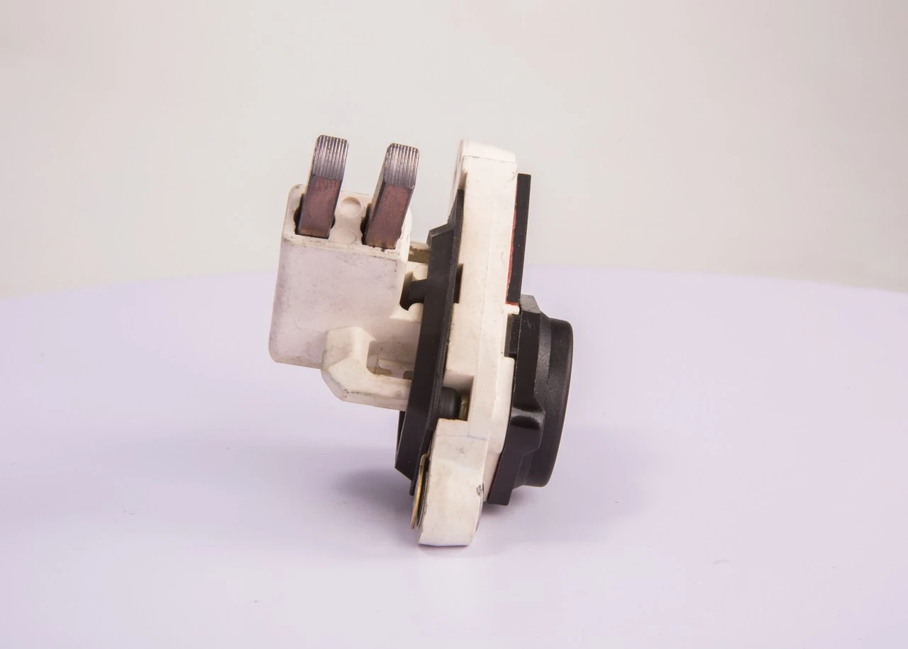Relê-regulador do gerador (relê de carregamento) Bosch 1197311316 preço, a partir de 49,77 USD