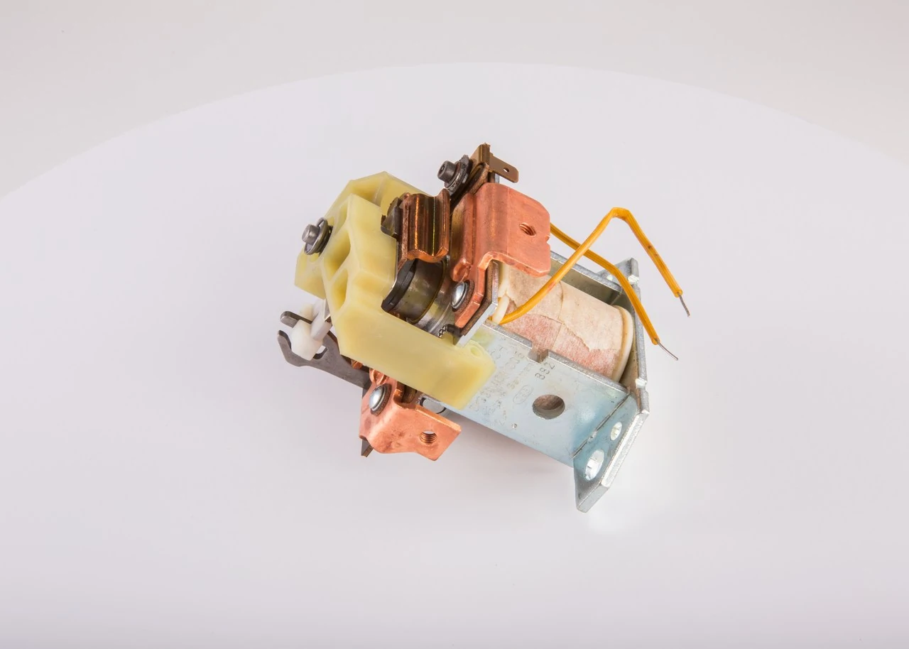 0331101005 Bosch Relê retrator do motor de arranco