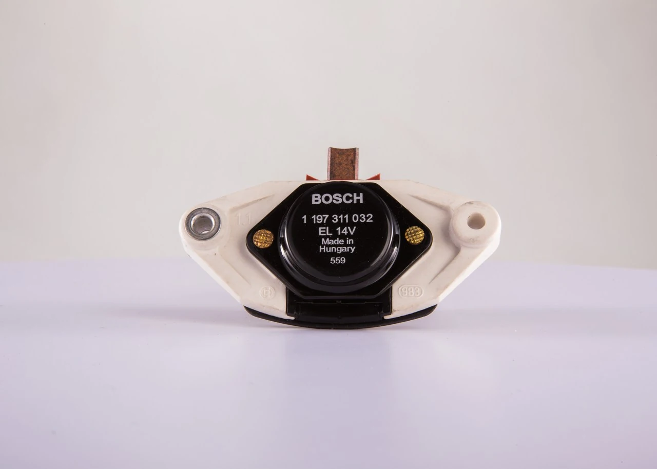 Relê-regulador do gerador (relê de carregamento) Bosch 1197311032 preço, a partir de 12,21 USD