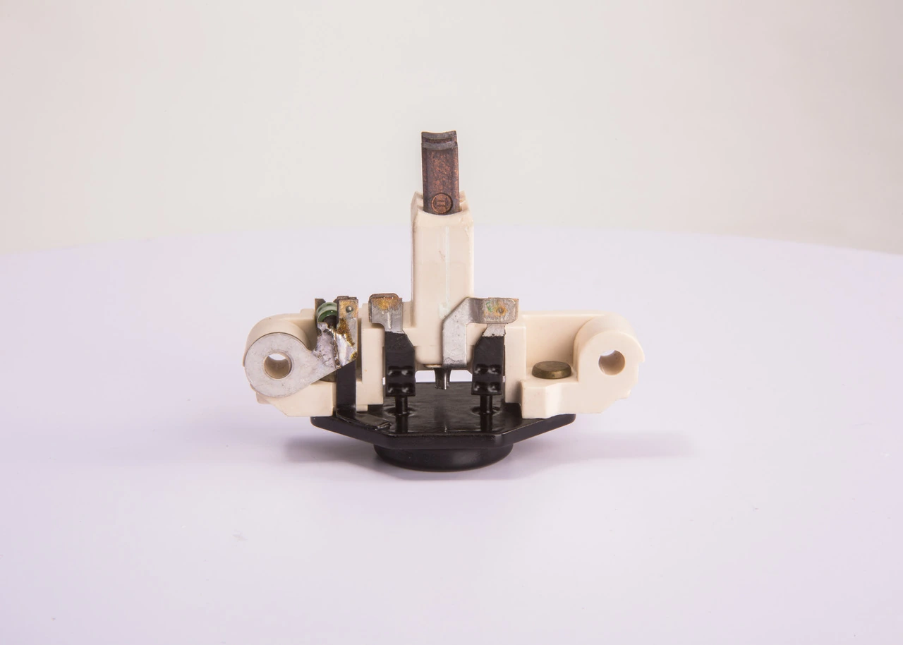 Relê-regulador do gerador (relê de carregamento) Bosch 1197311213 preço, a partir de 12,23 USD