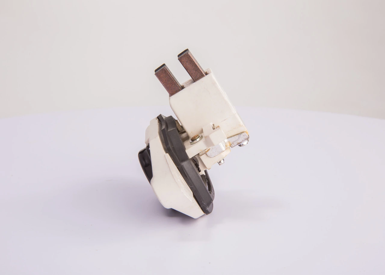 Compre 1197311034 Bosch Relê-regulador do gerador (relê de carregamento)