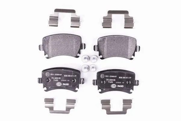 Sapatas do freio traseiras de disco 8DB355011771 HELLA