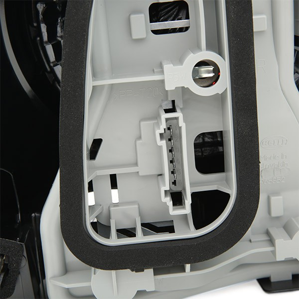 Compre 2VP965303081 HELLA Lanterna traseira direita