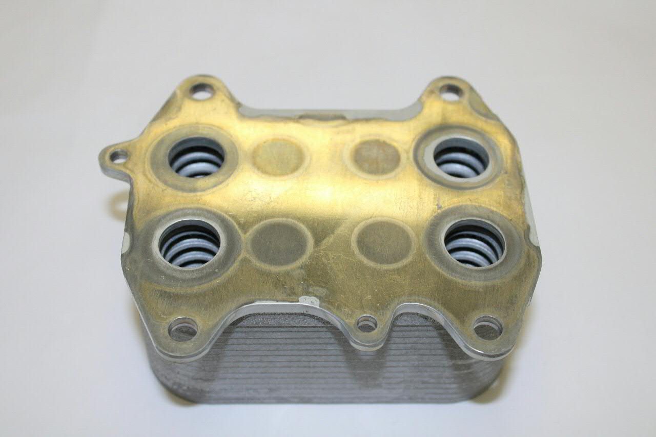 03L117021C VAG Radiador de óleo (frigorífico), debaixo de filtro