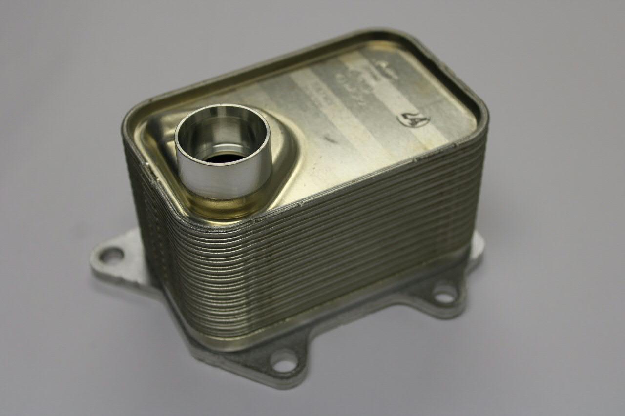 06L117021G VAG Radiador de óleo (frigorífico), debaixo de filtro
