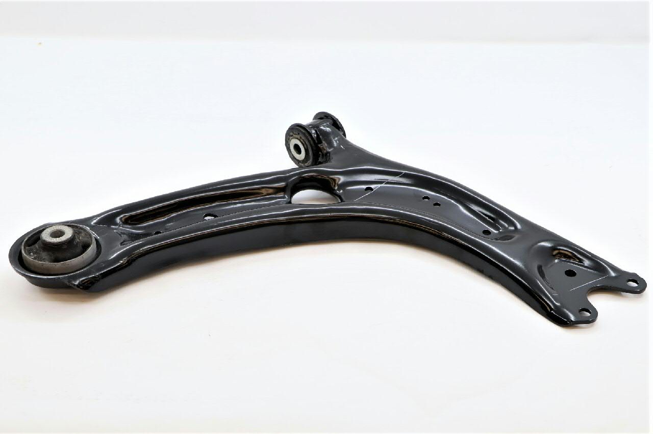 3Q0407152AA VAG Braço oscilante inferior direito de suspensão dianteira