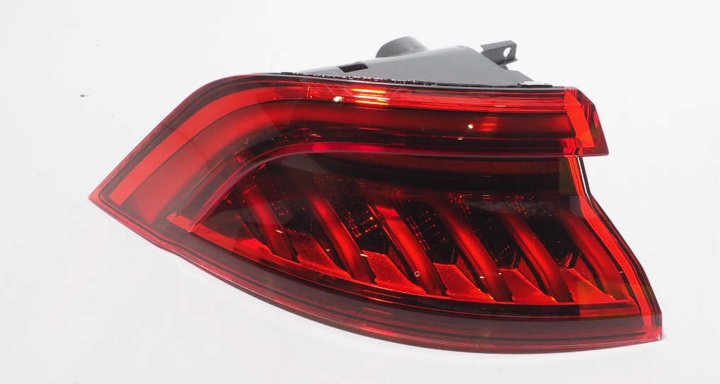 4M8945069B VAG Lanterna traseira esquerda externa