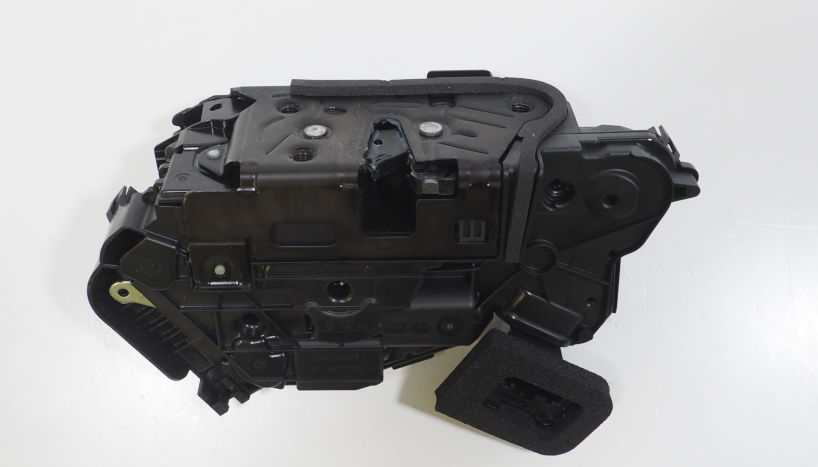 Fecho da porta dianteira esquerda 5TB837015B VAG