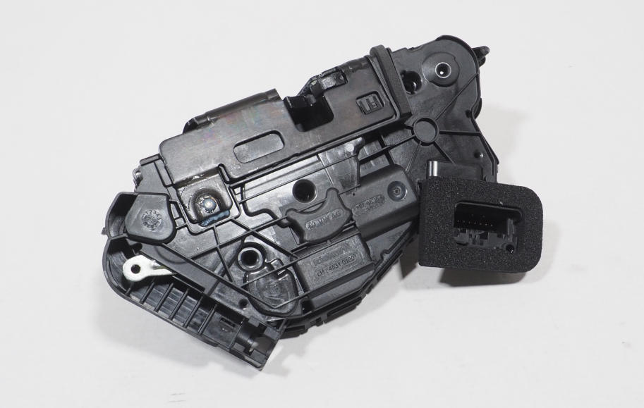 Fecho da porta dianteira esquerda VAG 5TB837015C
