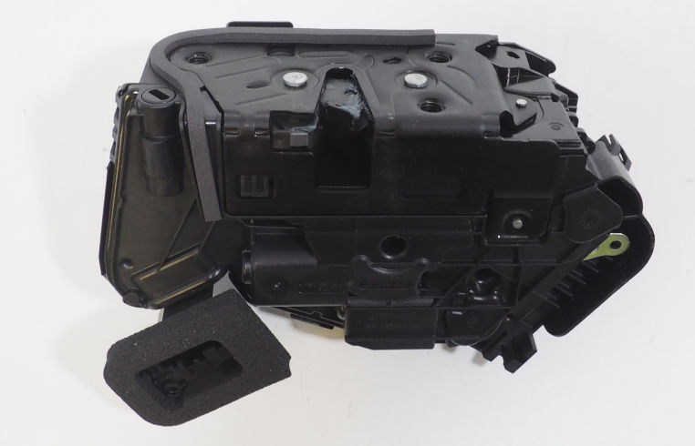 Fecho da porta dianteira direita 5TB837016C VAG