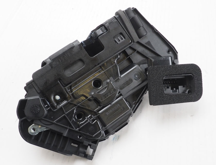 Fecho da porta dianteira esquerda 5TC837015B VAG
