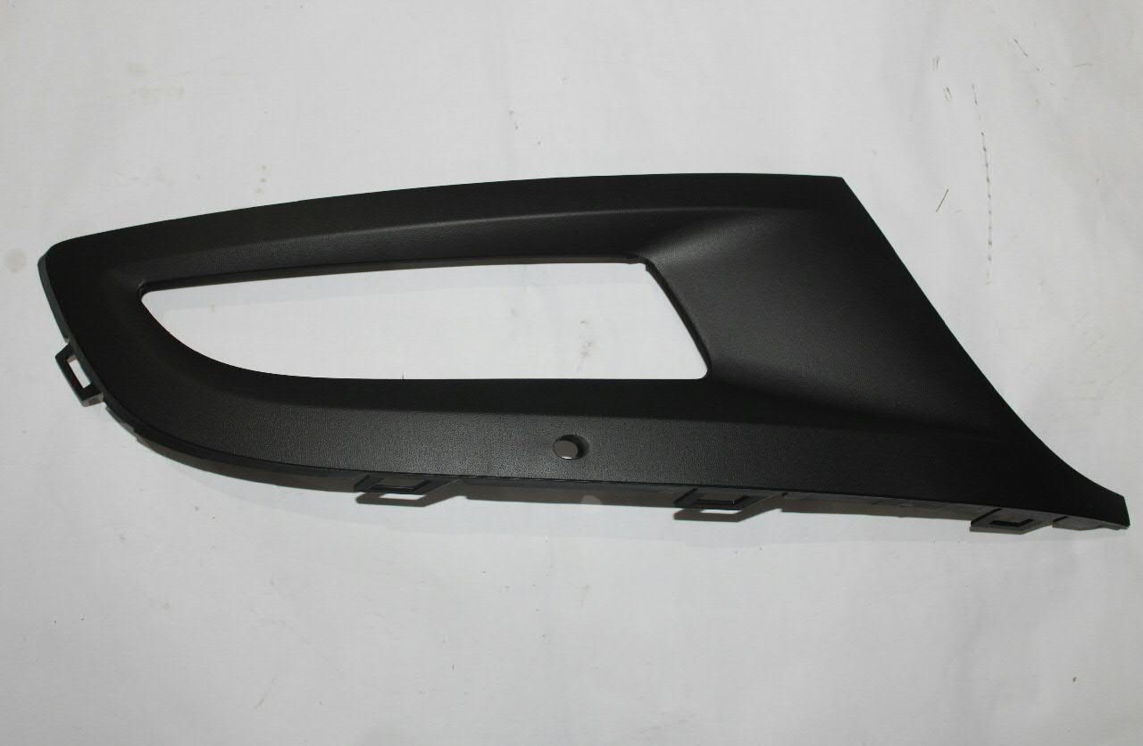 Compre 6R0853666D9B9 VAG Tampão (grelha) das luzes de nevoeiro do pára-choque dianteiro direito