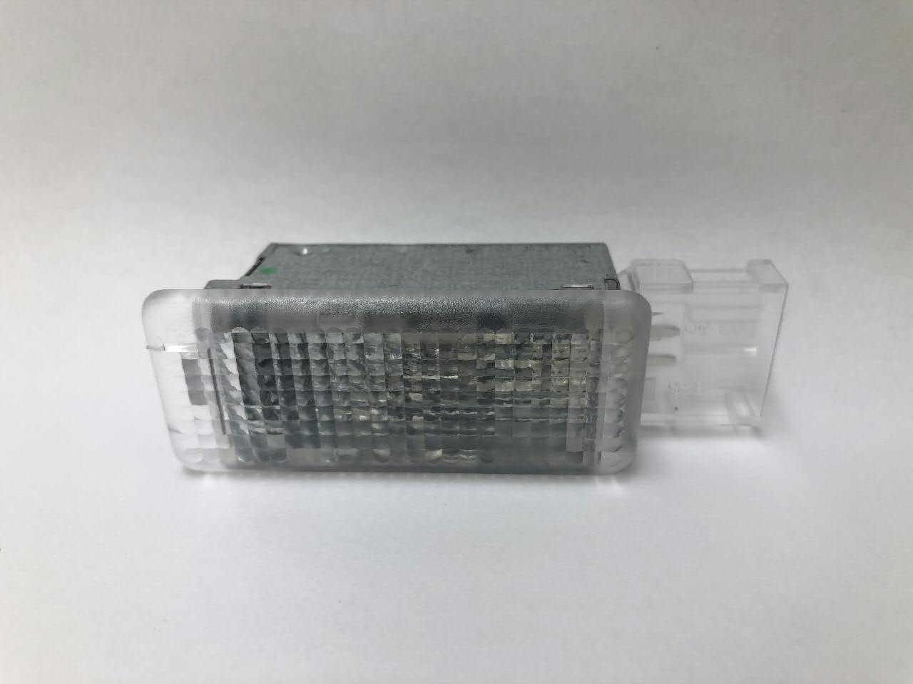 7L0947415 VAG Quebra-luz da luz de fundo de porta-luvas
