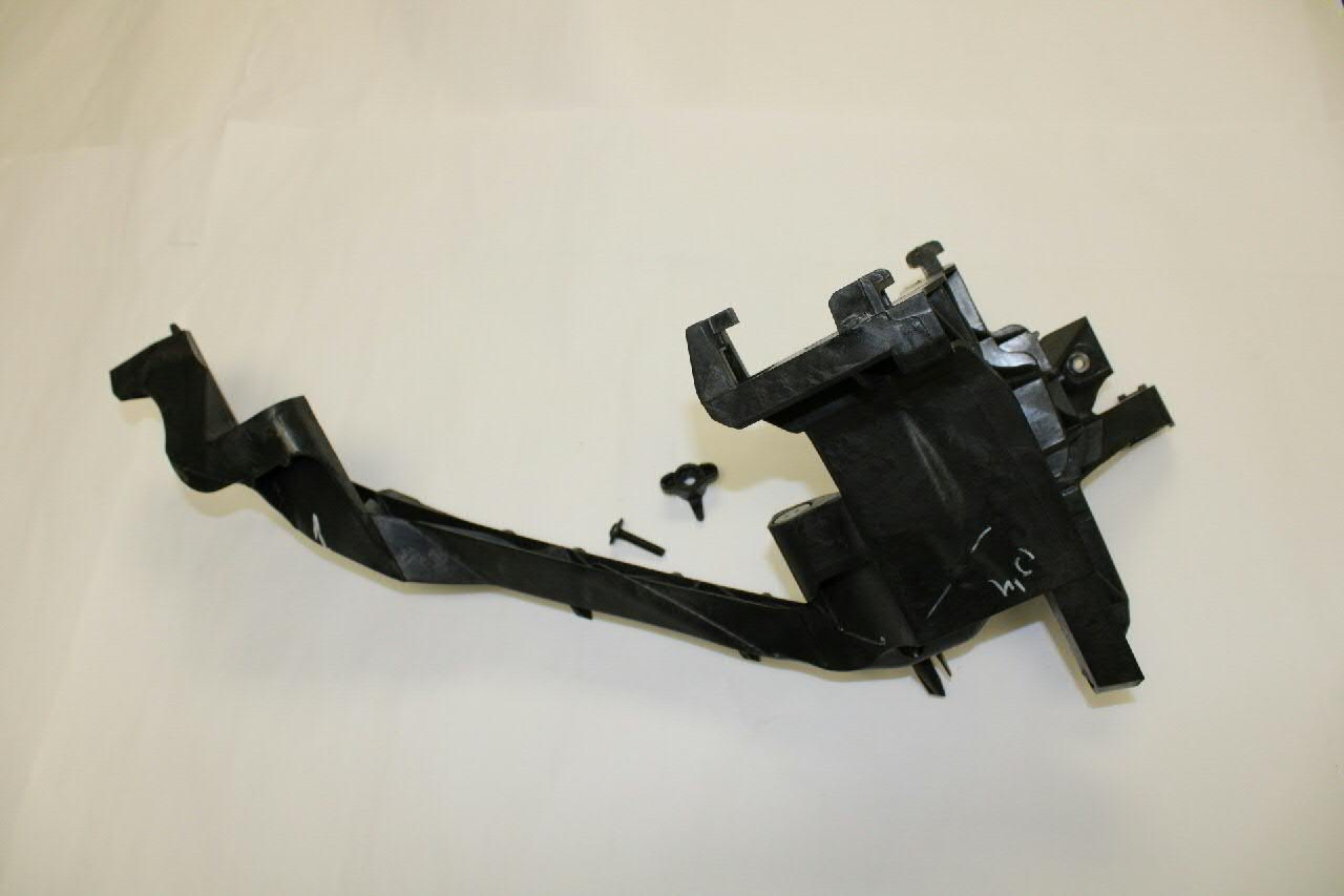 Consola (adaptador) de fixação da luz dianteira esquerda 80A805607 VAG